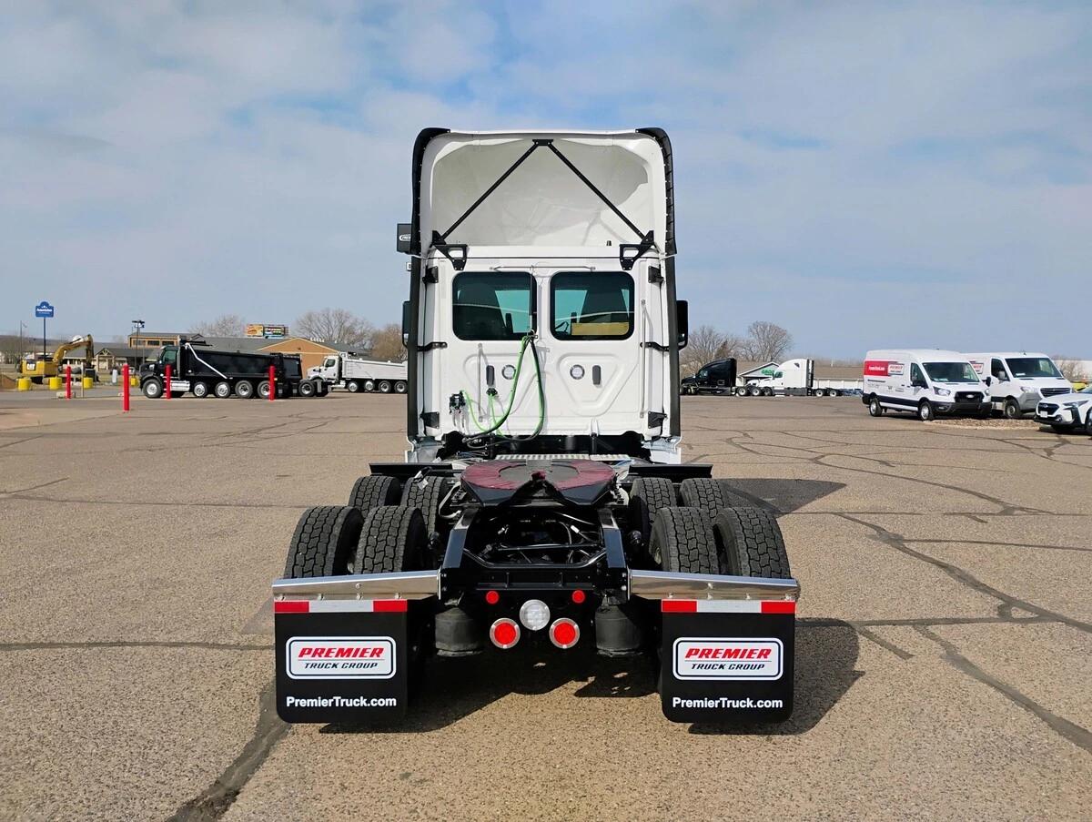 2027 Freightliner Cascadia — photo 6