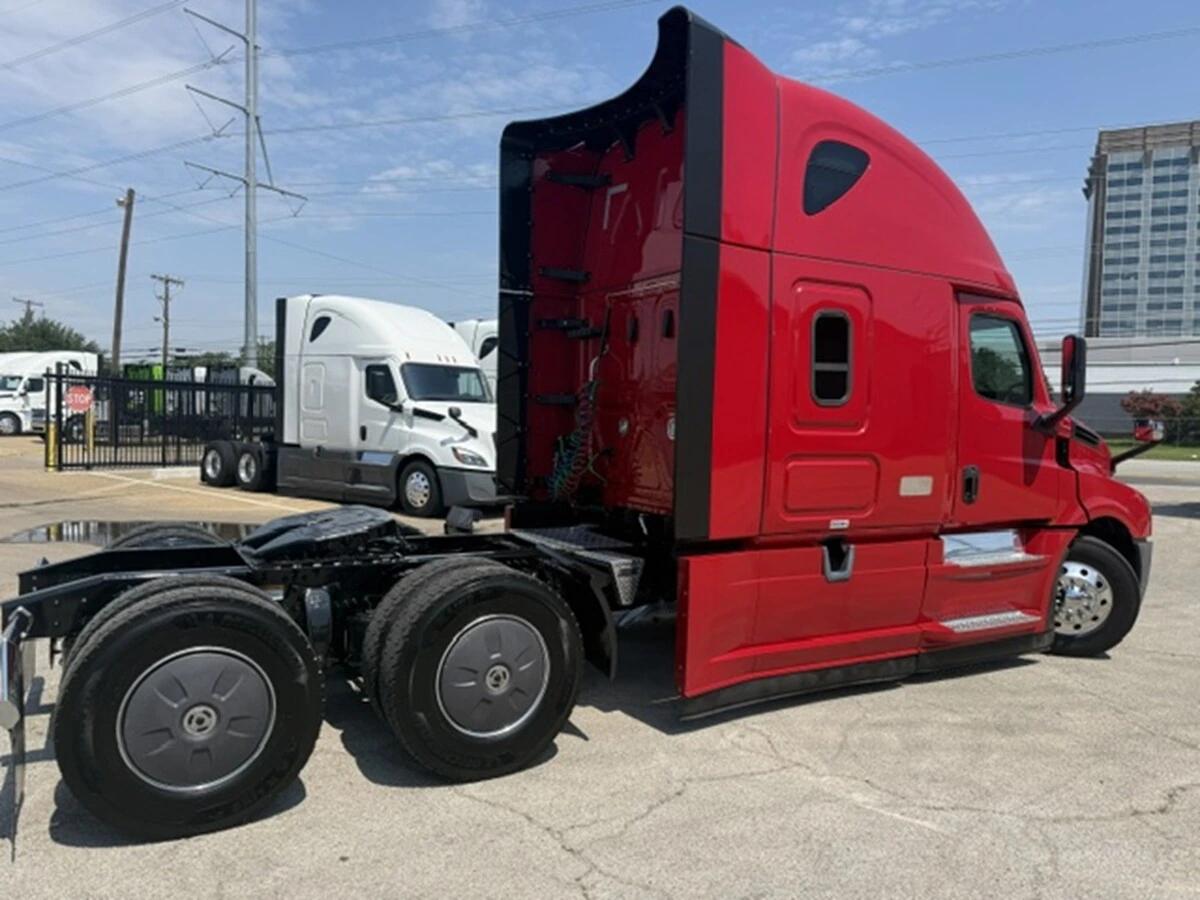 2022 Freightliner Cascadia — photo 3