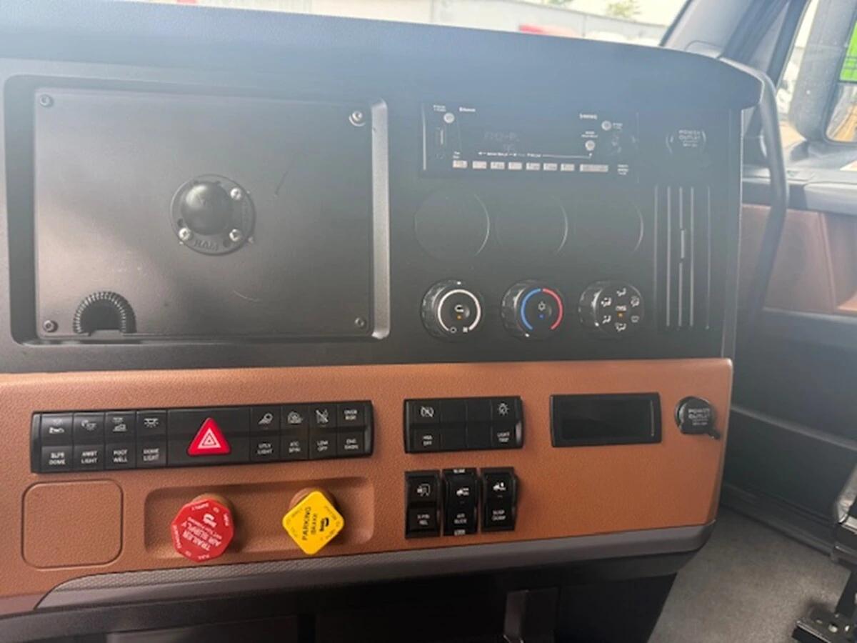 2022 Freightliner Cascadia — photo 9