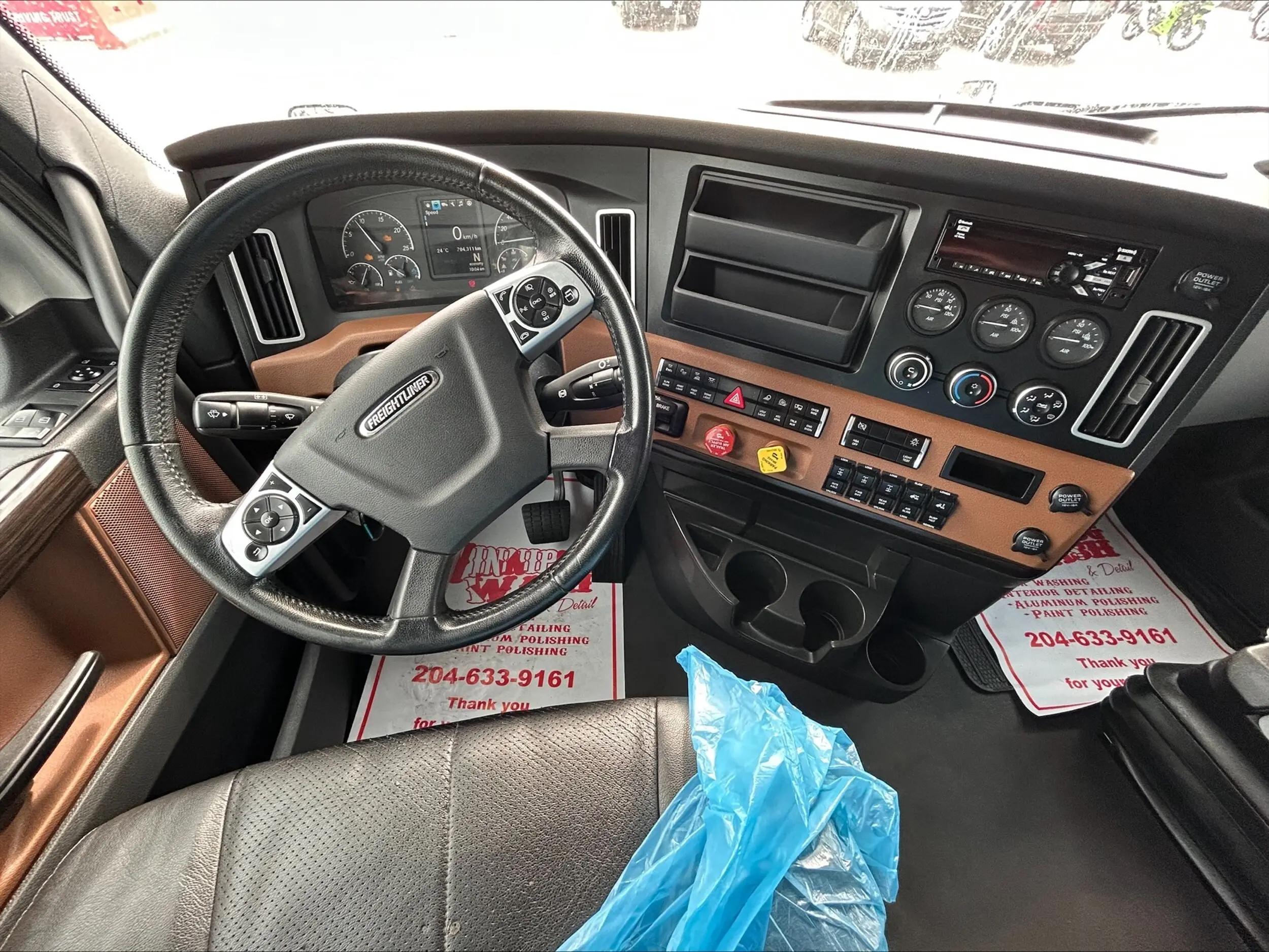 2022 Freightliner Cascadia in Winnipeg, MB — photo 7