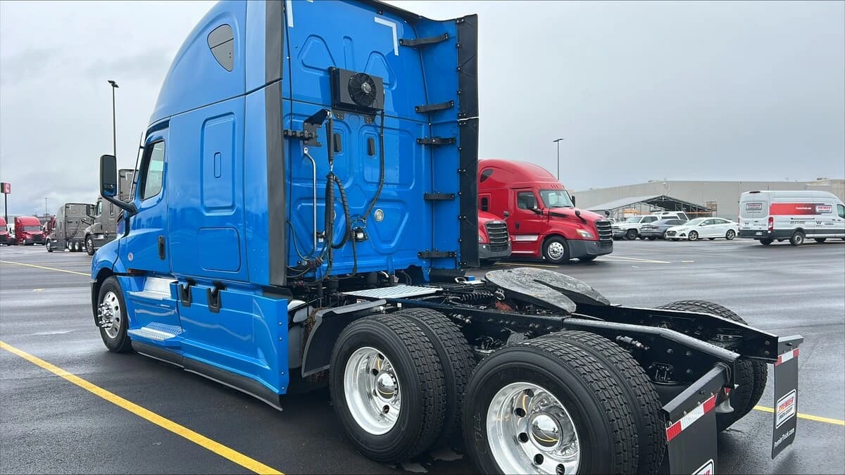 2022 Freightliner Cascadia — photo 3