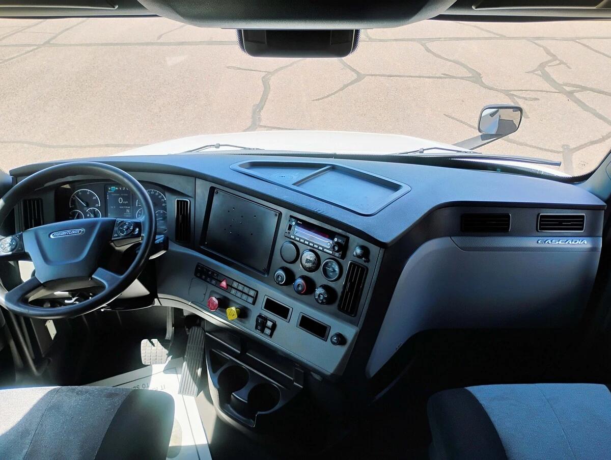 2022 Freightliner Cascadia — photo 15