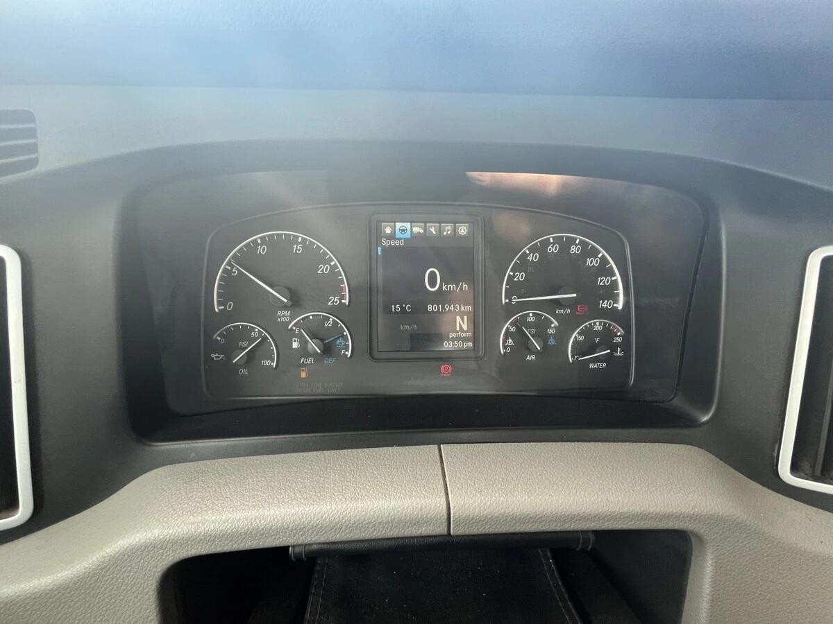 2021 Freightliner Cascadia — photo 23