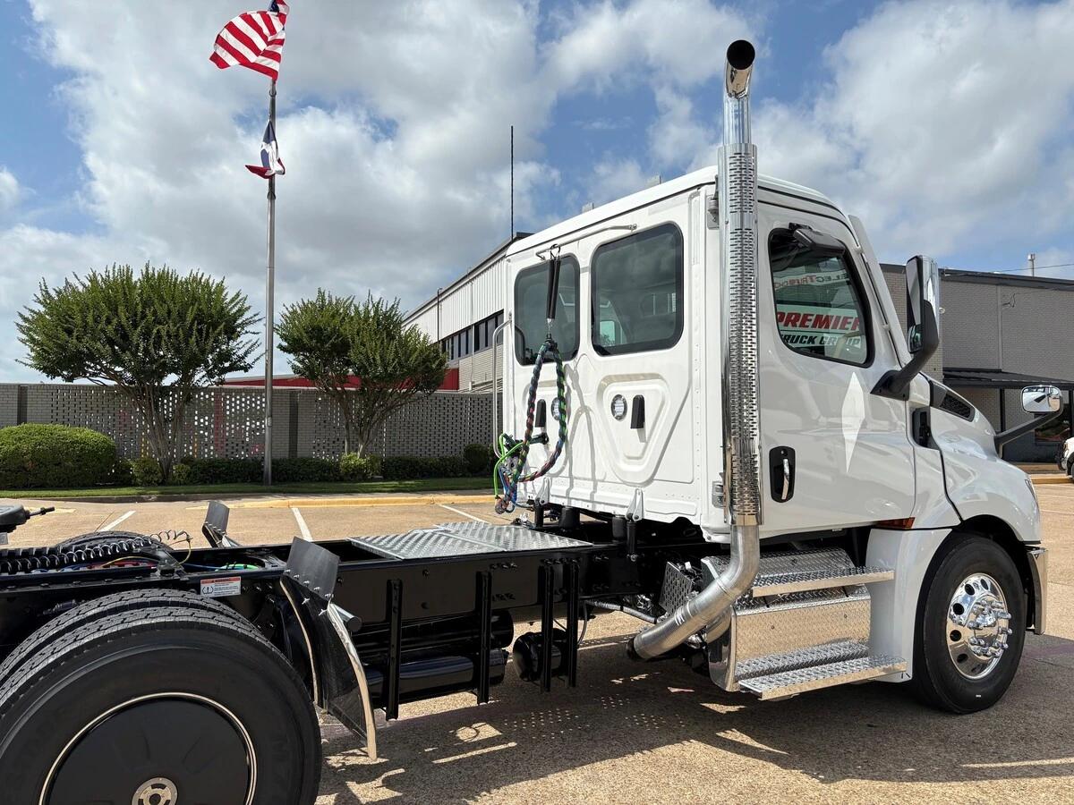 2027 Freightliner Cascadia — photo 13