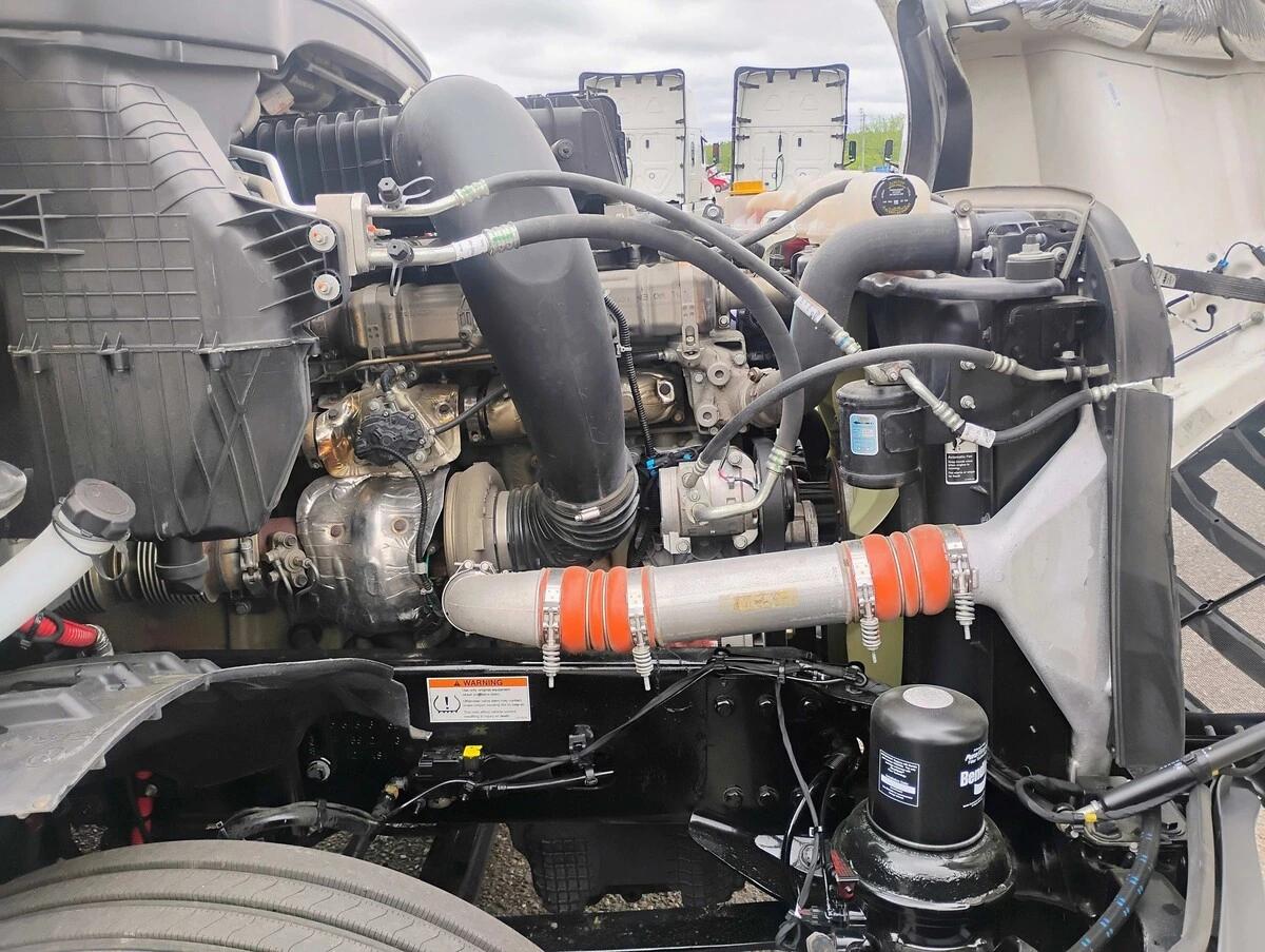 2025 Freightliner Cascadia — photo 13