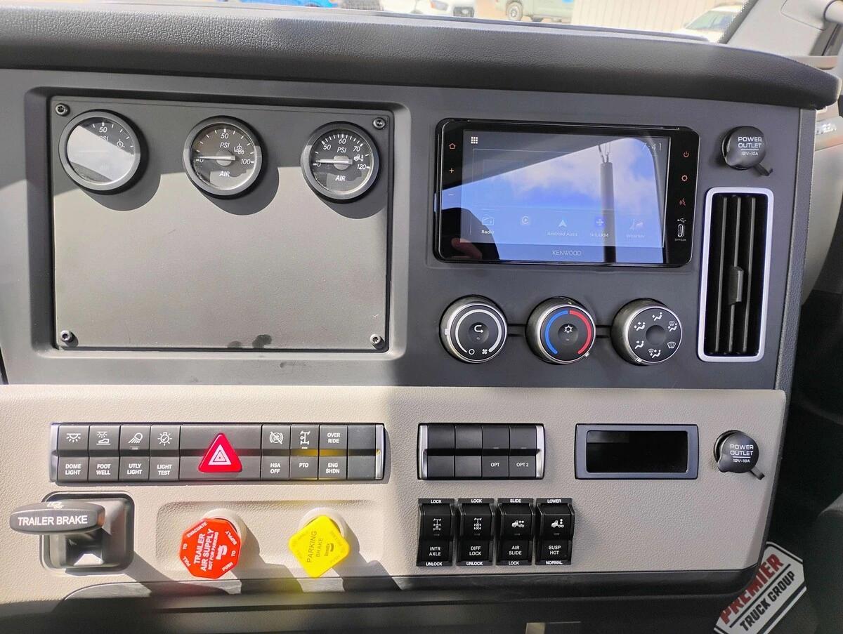 2027 Freightliner Cascadia — photo 14