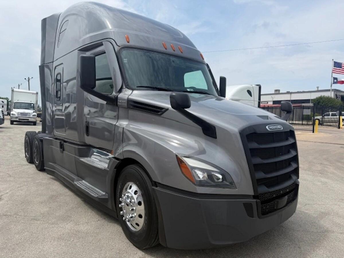 2022 Freightliner Cascadia — photo 2