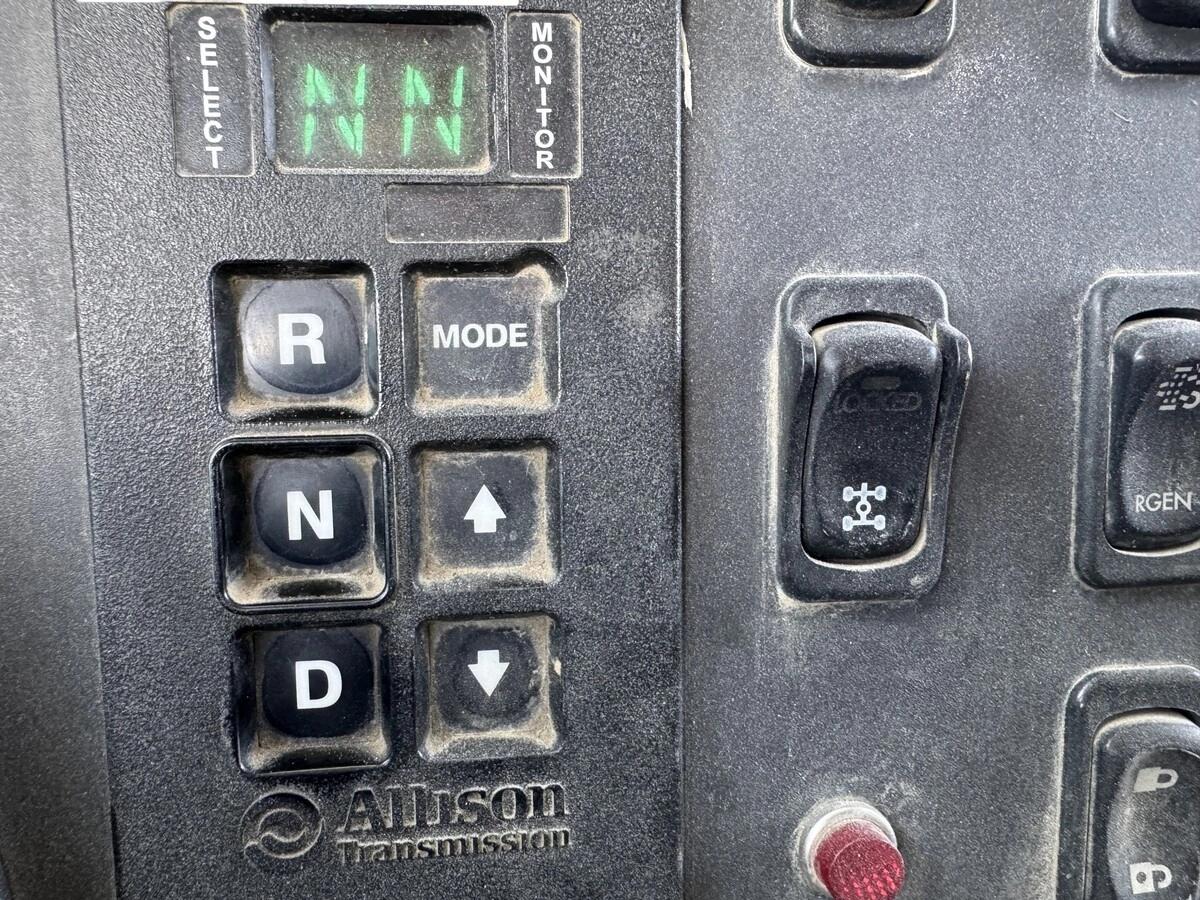 2013 Freightliner 114SD — photo 24