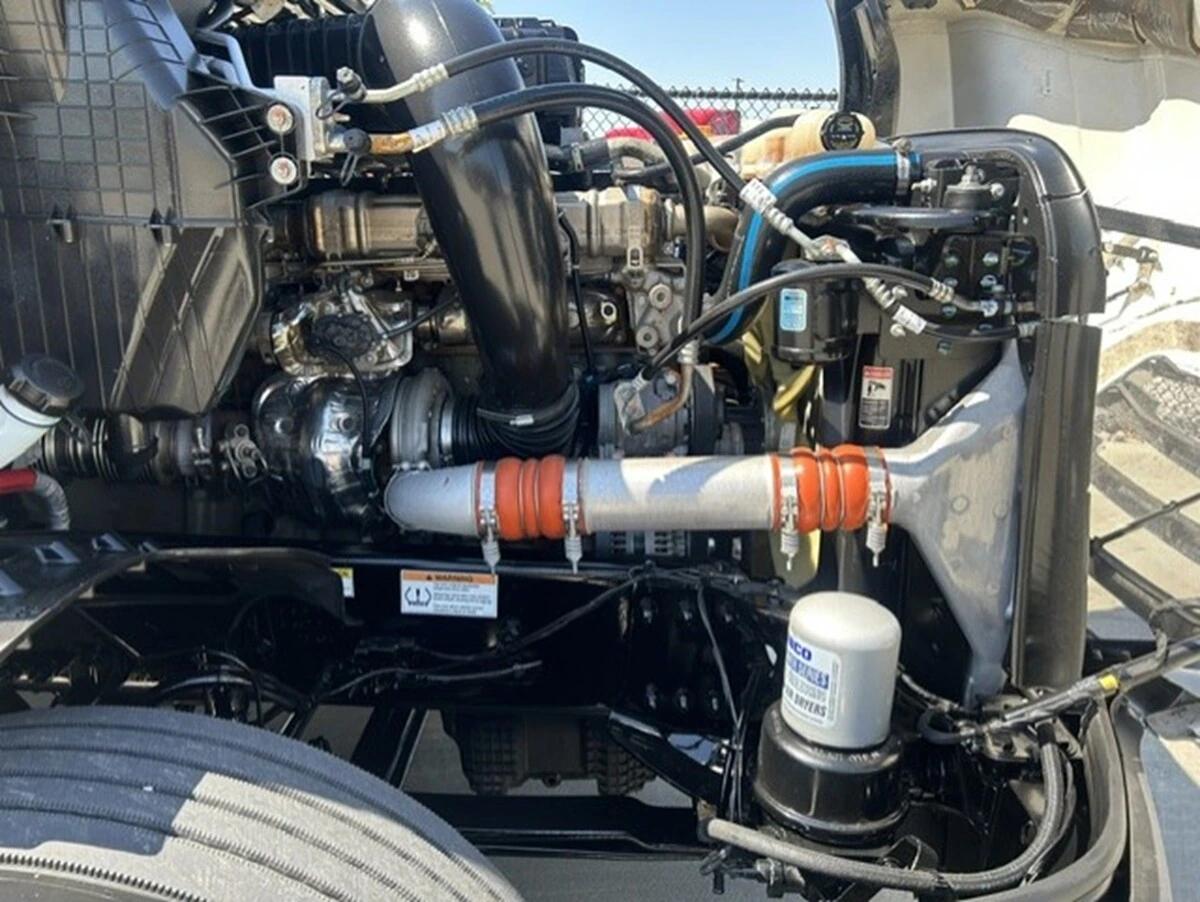 2025 Freightliner Cascadia — photo 12