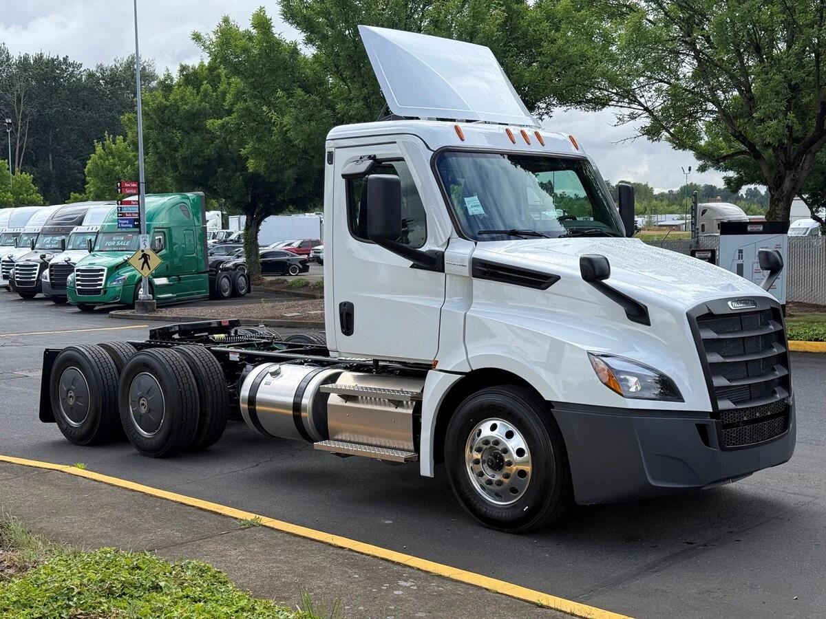 2027 Freightliner Cascadia — photo 3