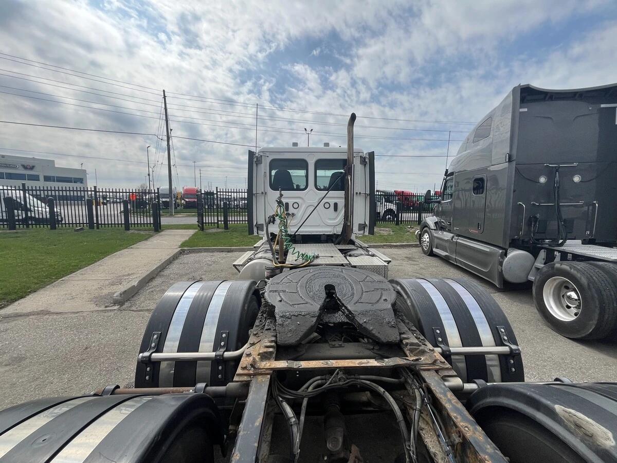 2021 Freightliner Cascadia — photo 18