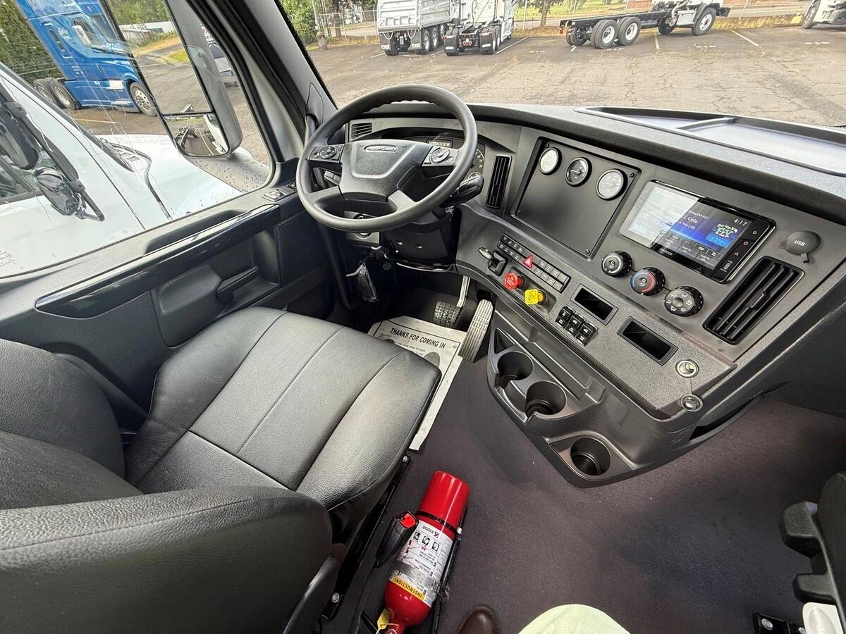 2027 Freightliner Cascadia — photo 7