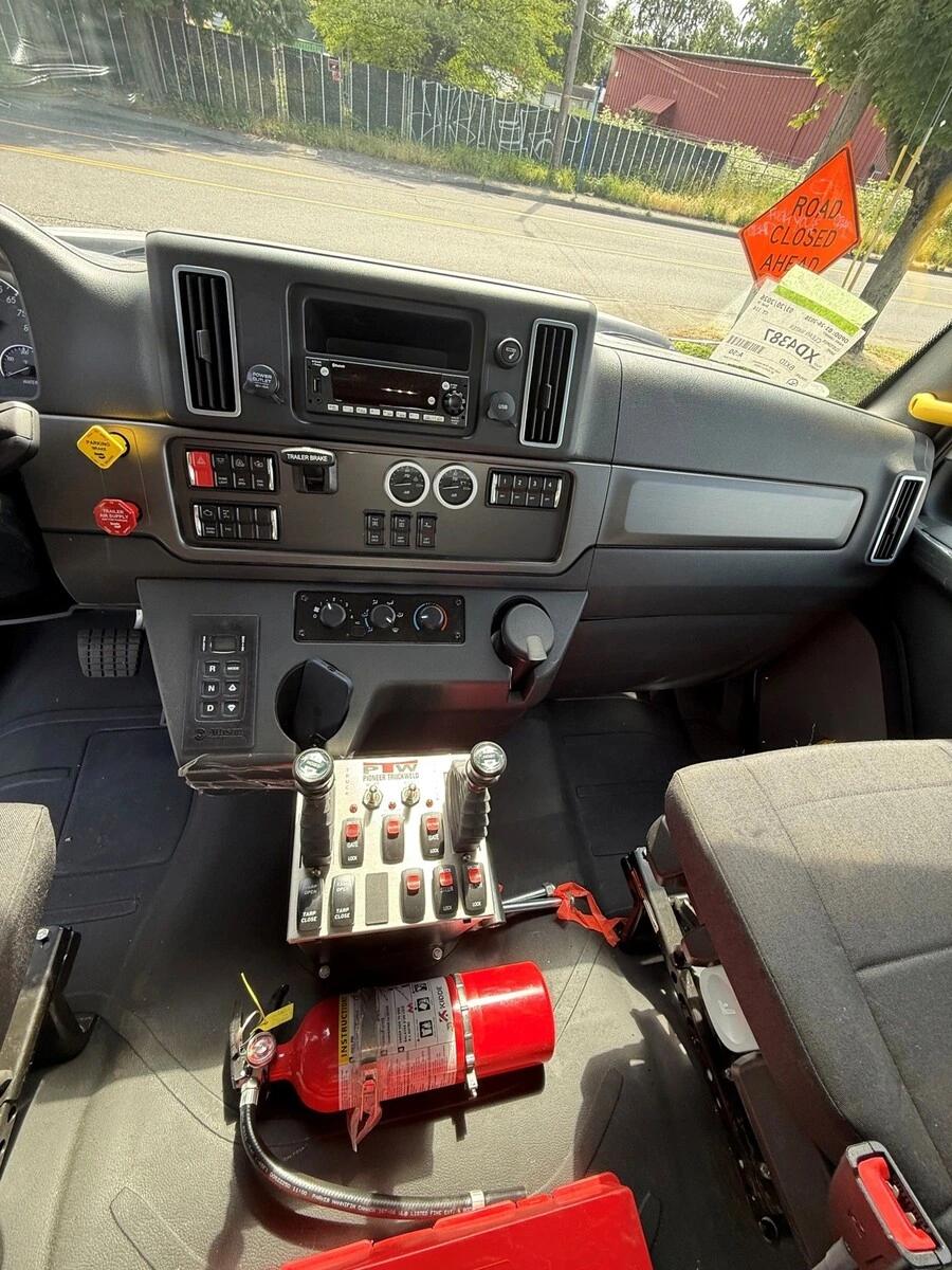 2027 Freightliner 114SD — photo 8
