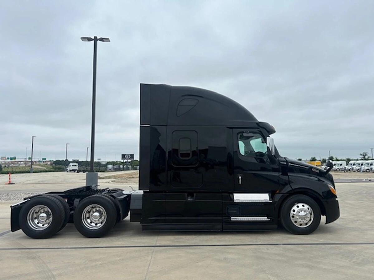 2022 Freightliner Cascadia — photo 7