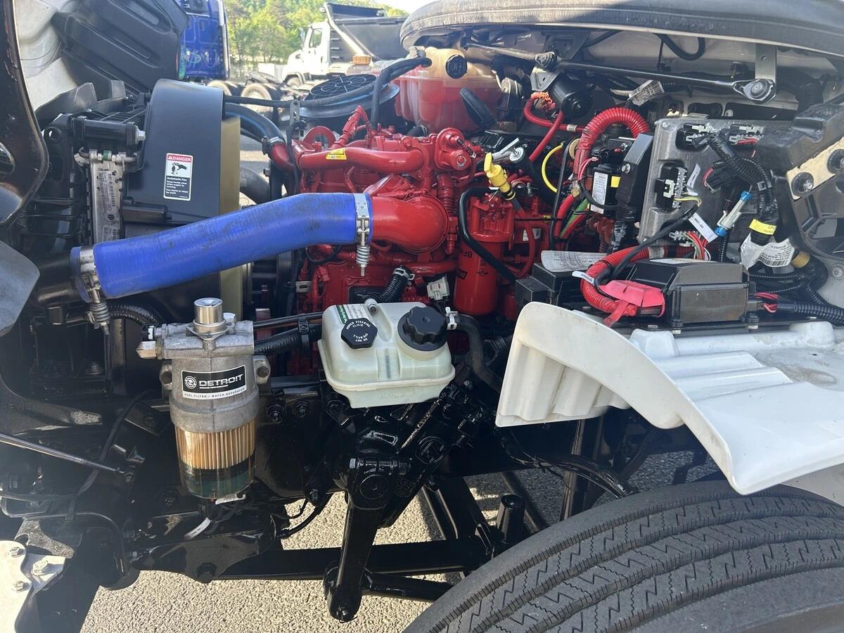 2023 Freightliner M2 106 — photo 9