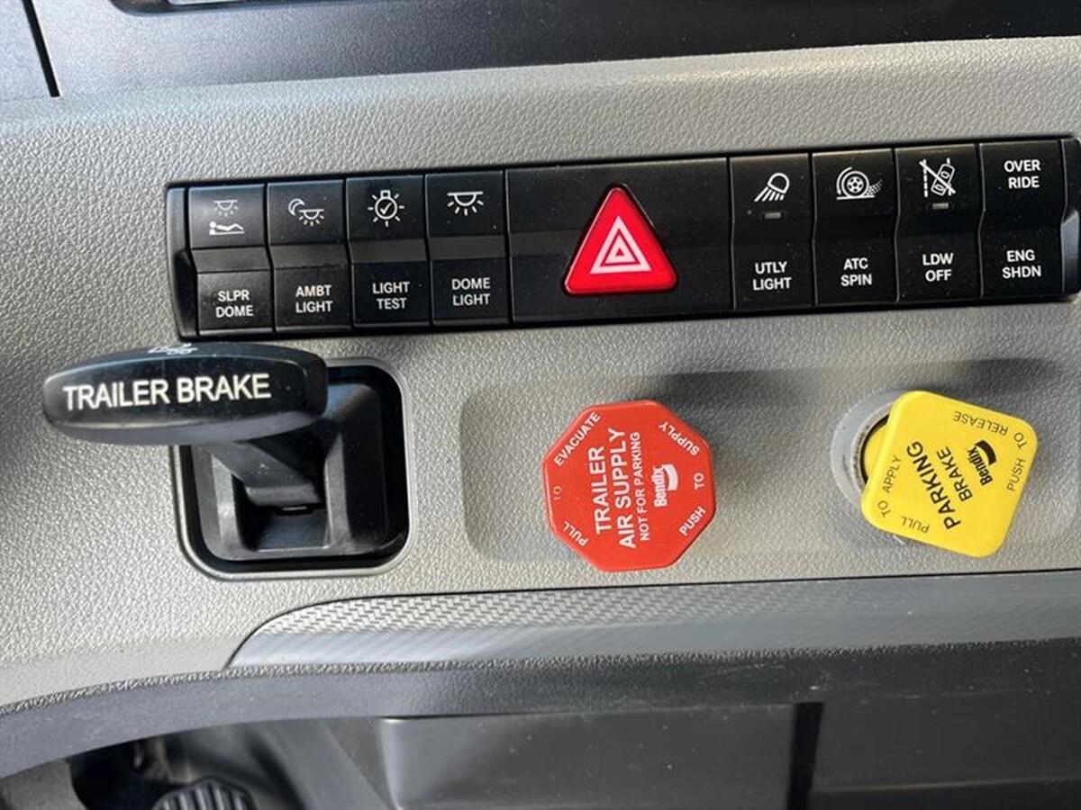 2022 Freightliner Cascadia in Kansas City, MO — photo 5