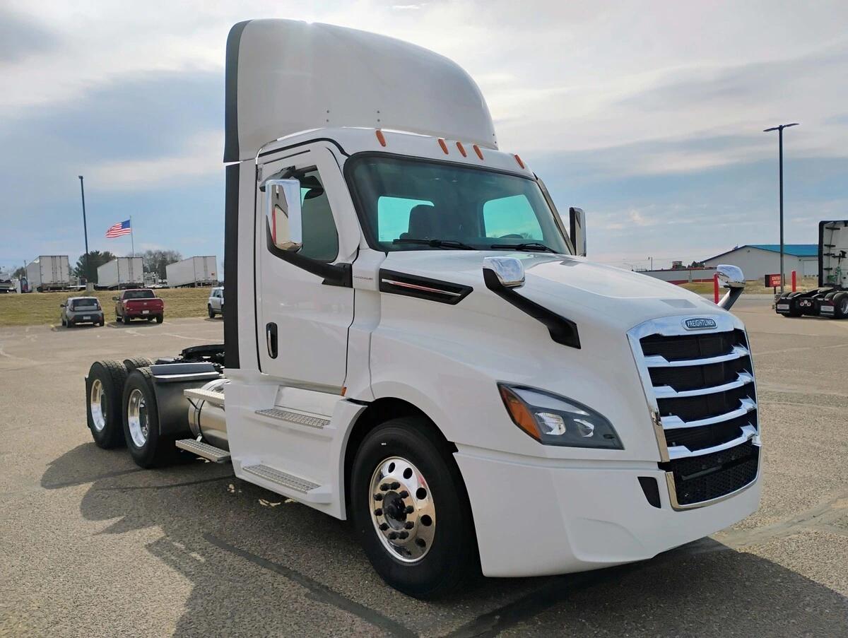 2027 Freightliner Cascadia — photo 3