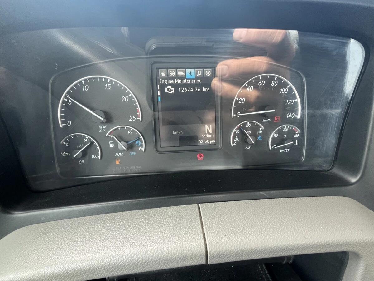 2021 Freightliner Cascadia — photo 24