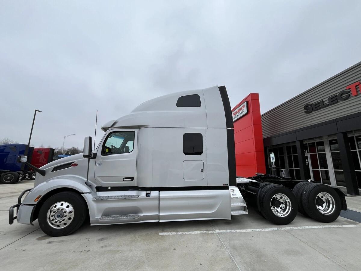 2023 Peterbilt 579 in Kansas City, MO — photo 2