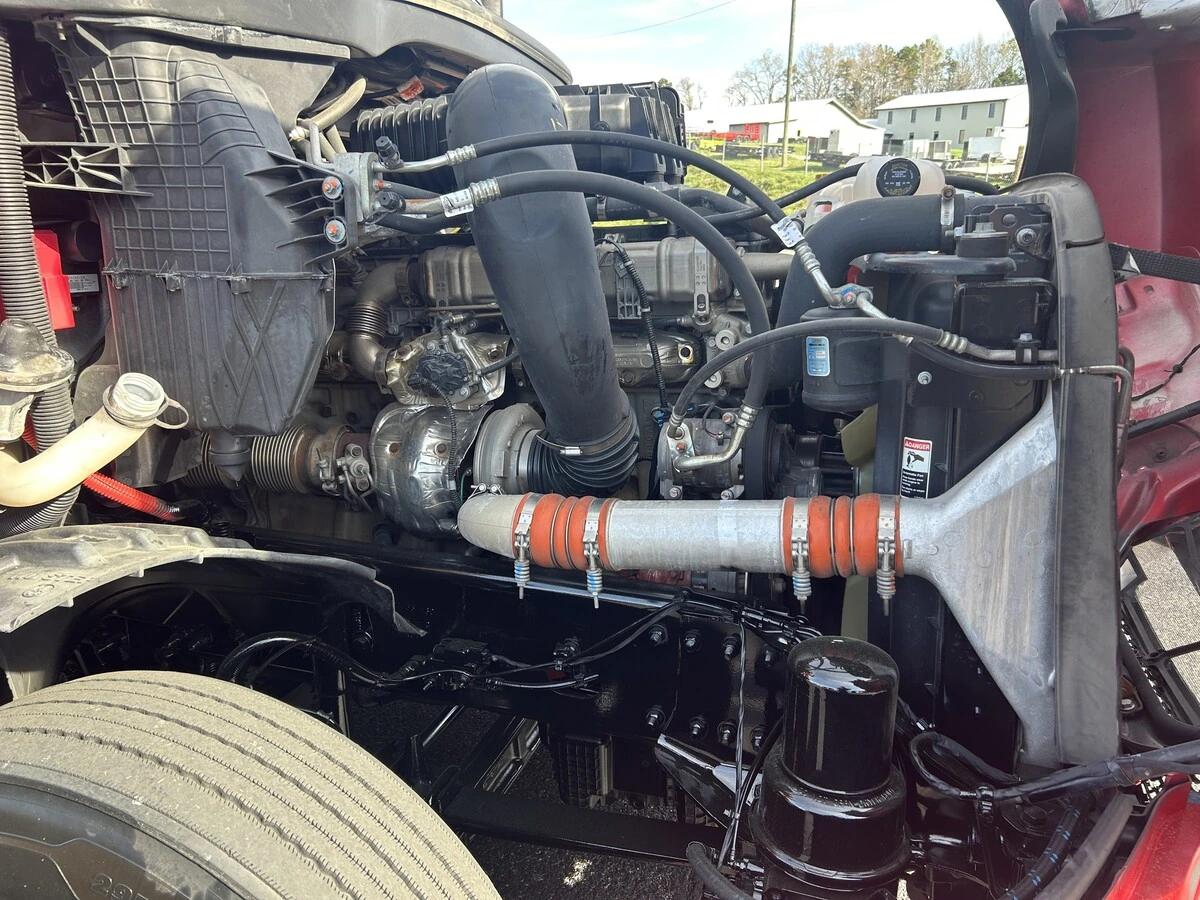 2023 Freightliner Cascadia — photo 10