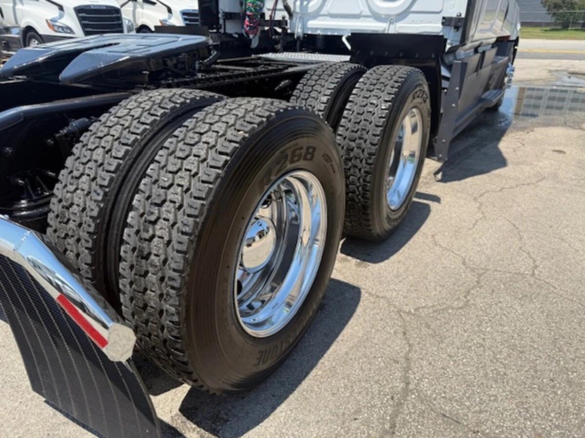2025 Freightliner Cascadia — photo 8