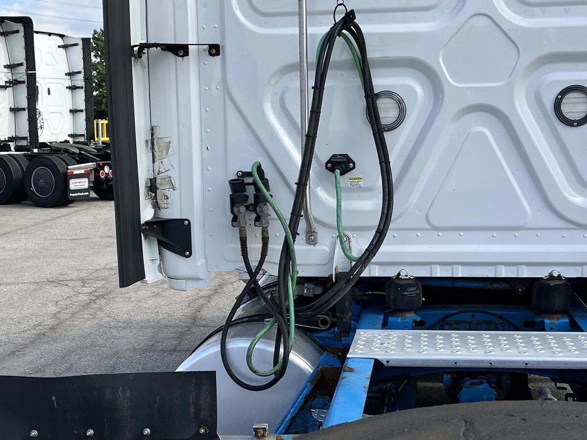 2019 Freightliner Cascadia — photo 9