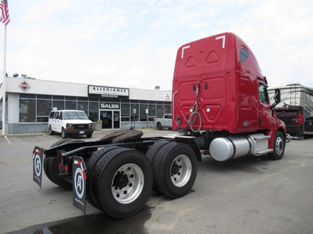 2020 Freightliner Cascadia in Flemington, NJ — photo 4