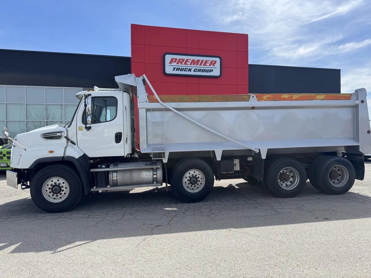 2013 Freightliner 114SD — photo 2