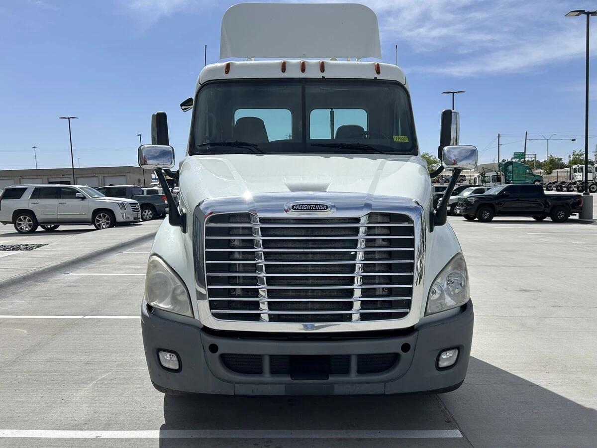 2014 Freightliner Cascadia — photo 2
