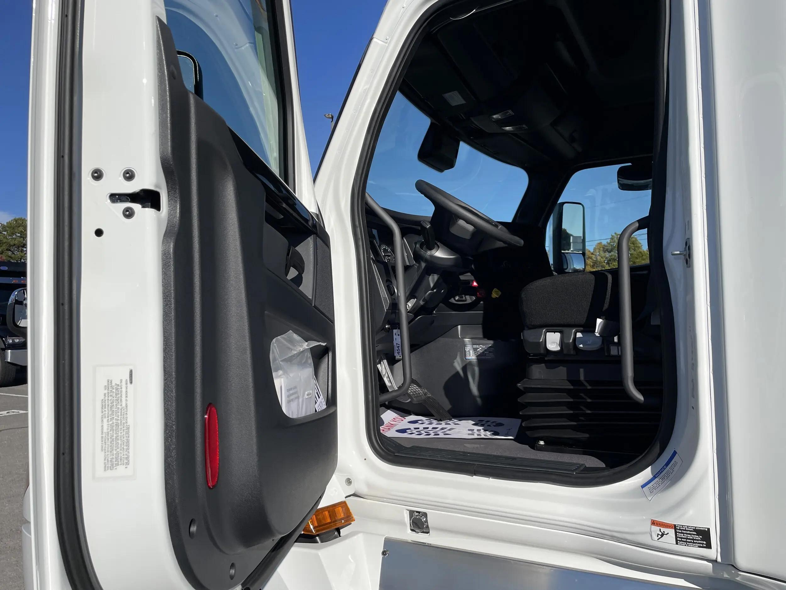 2026 Freightliner Cascadia in Chattanooga, TN — photo 17