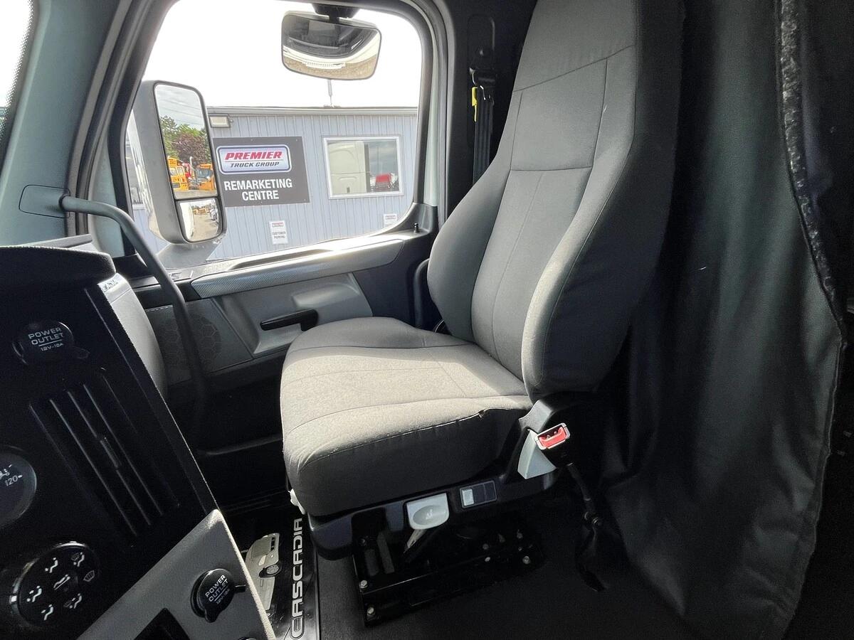 2019 Freightliner Cascadia — photo 21
