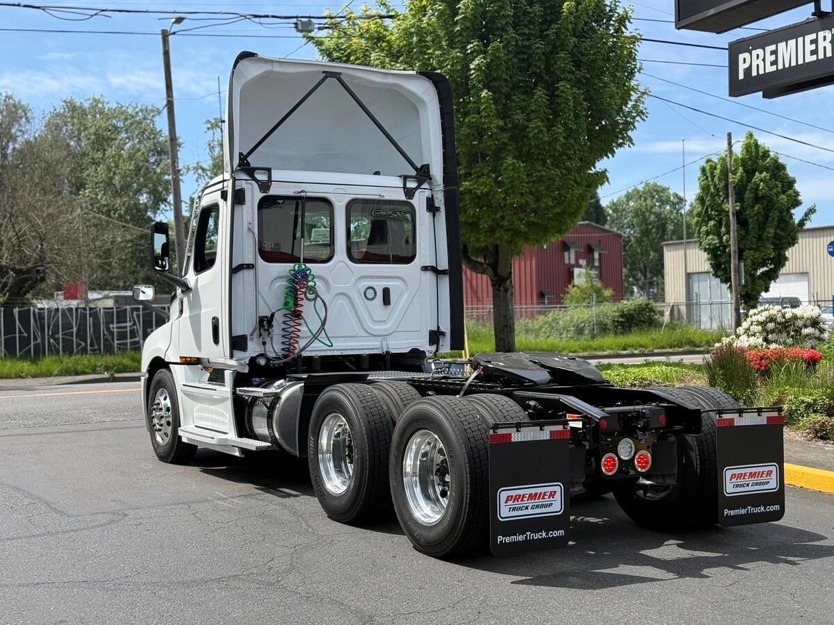 2027 Freightliner Cascadia — photo 5