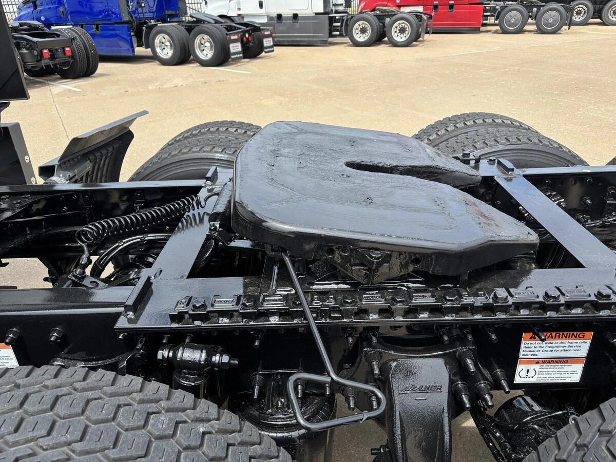 2025 Freightliner Cascadia — photo 7