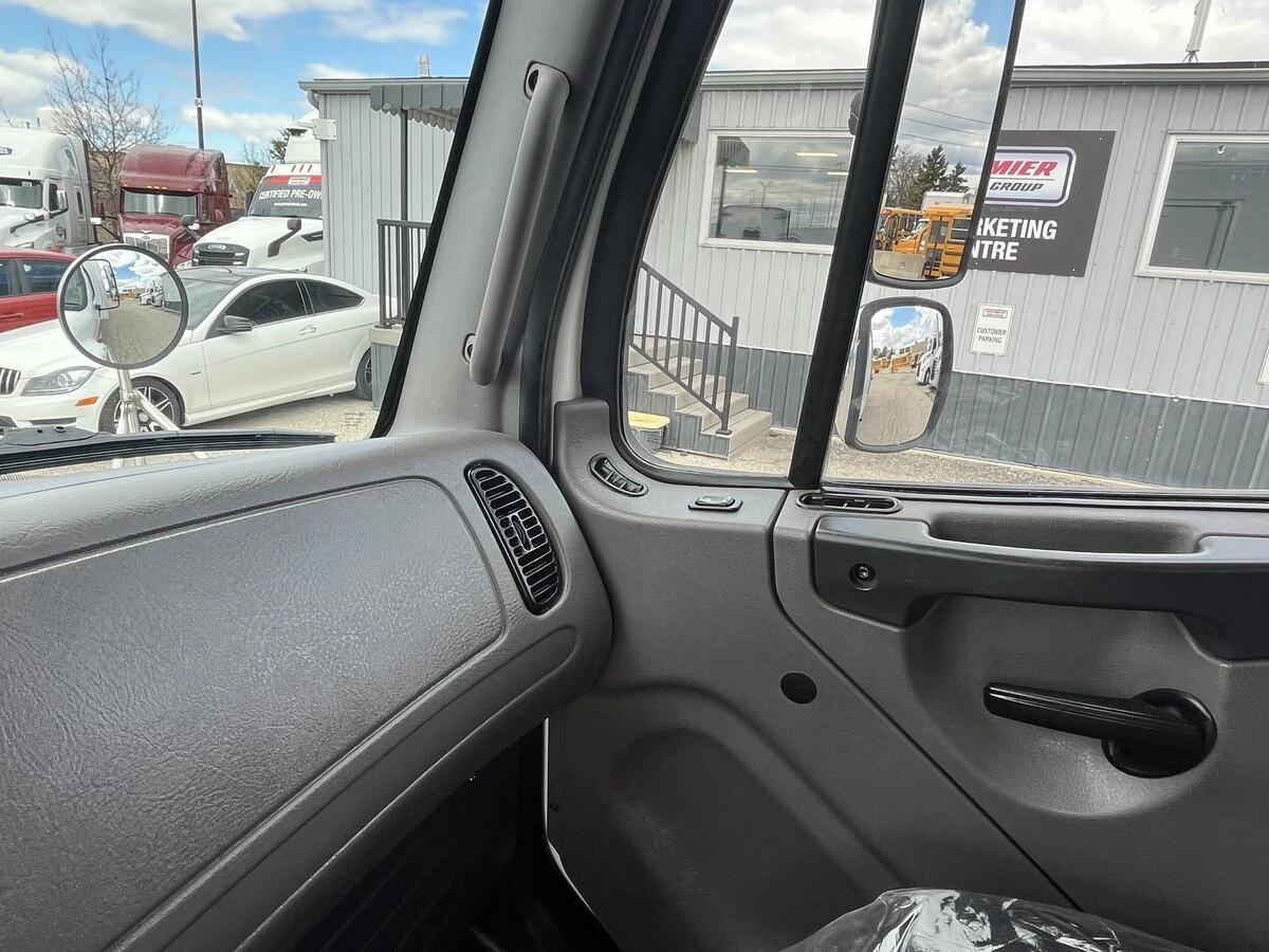 2019 Freightliner M2 106 — photo 31