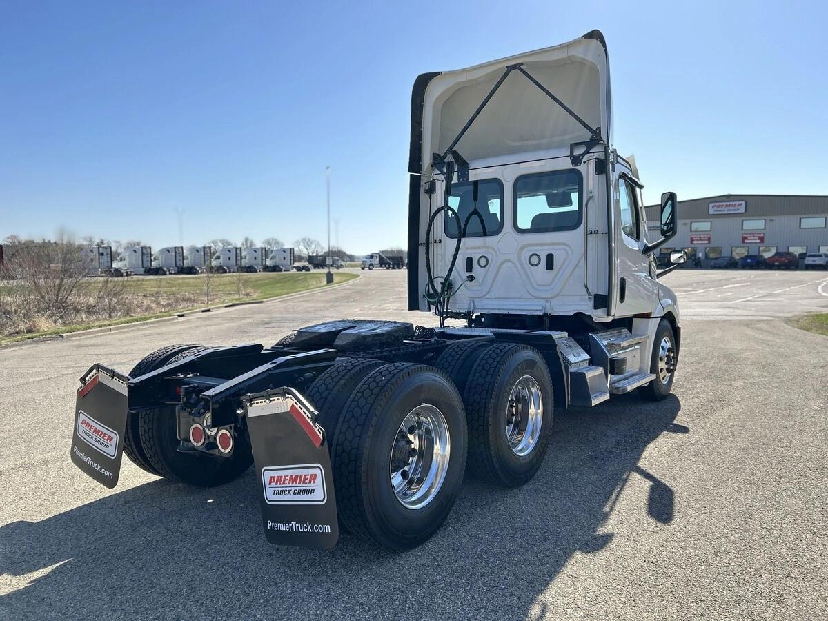 2023 Freightliner Cascadia — photo 5