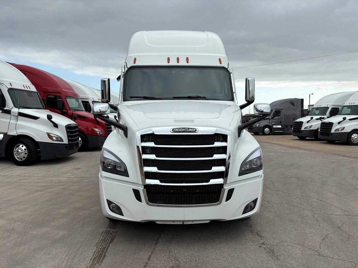 2027 Freightliner Cascadia — photo 6