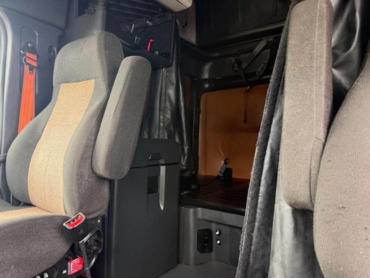 2022 Freightliner Cascadia — photo 9