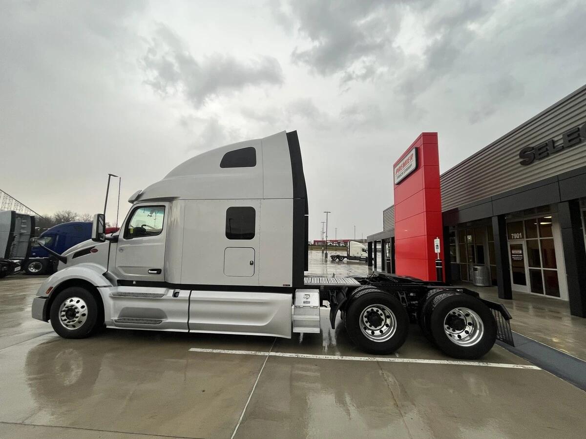2023 Peterbilt 579 in Kansas City, MO — photo 2