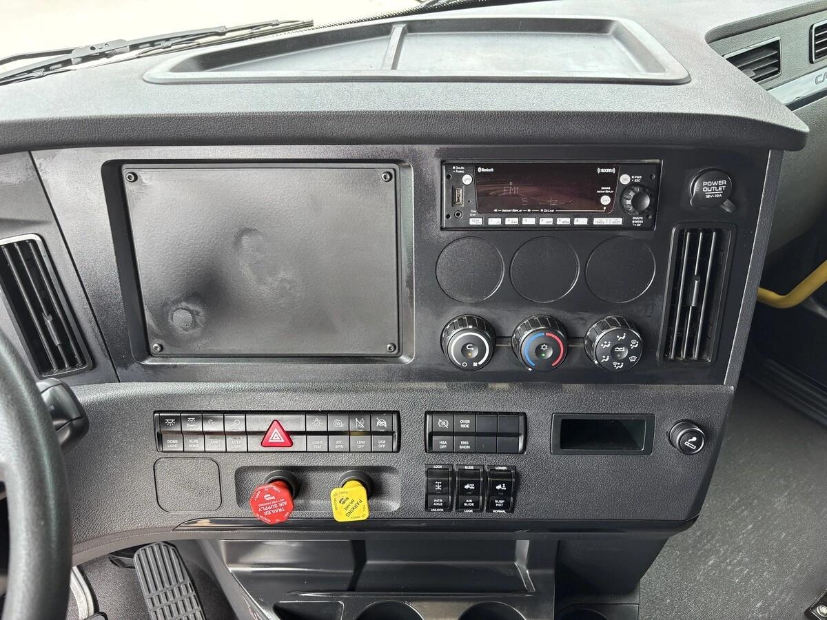 2025 Freightliner Cascadia — photo 10