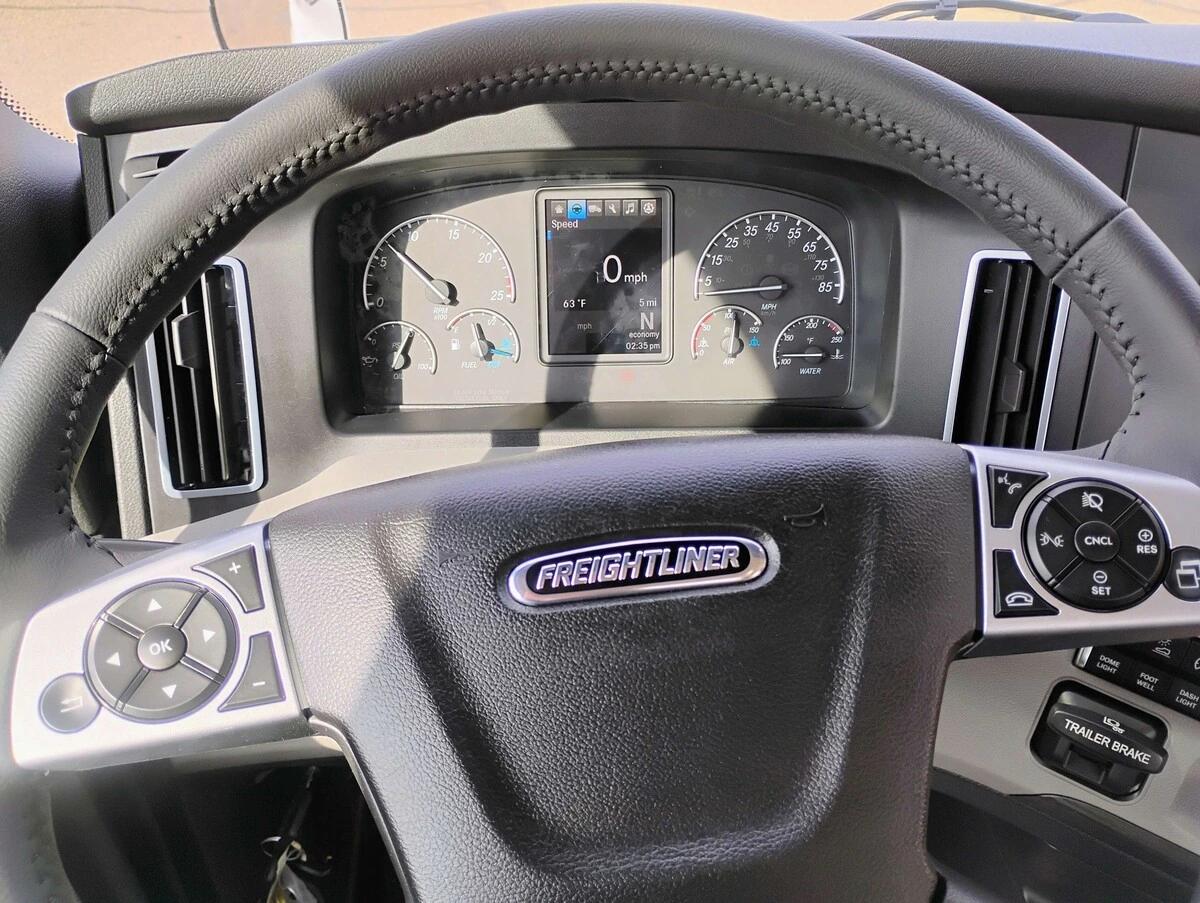 2027 Freightliner Cascadia — photo 15