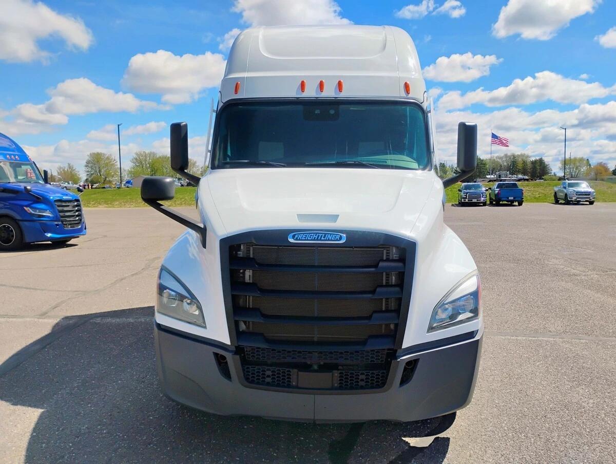 2022 Freightliner Cascadia — photo 2