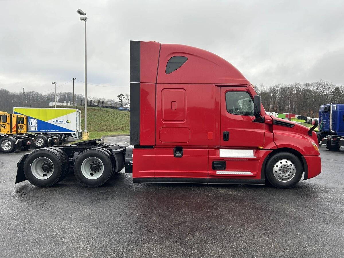 2022 Freightliner Cascadia in Knoxville, TN — photo 7