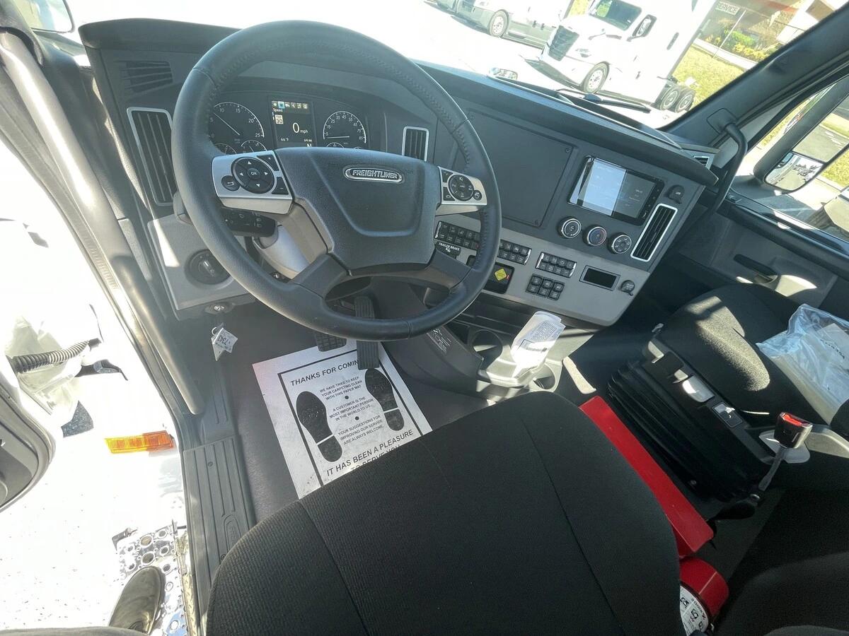 2027 Freightliner Cascadia — photo 22