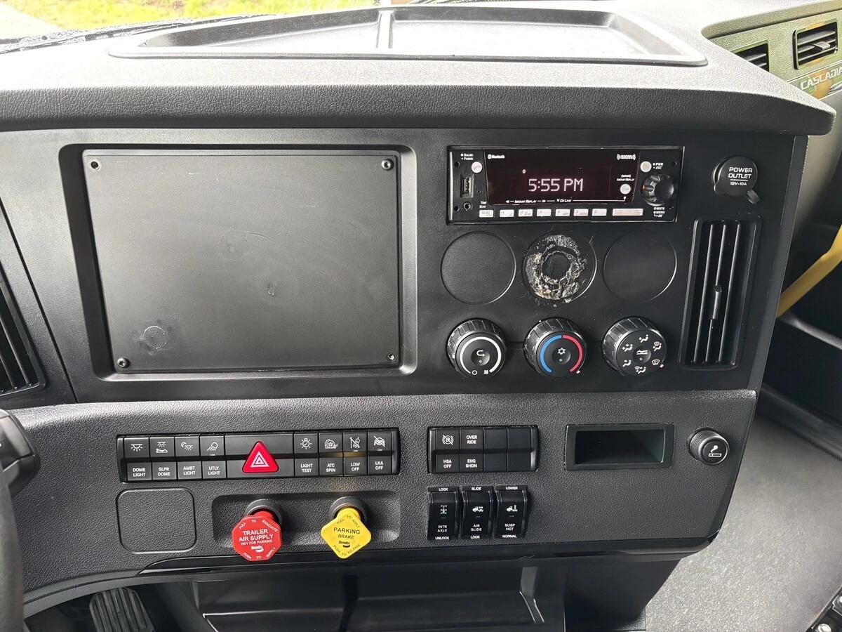 2025 Freightliner Cascadia — photo 11