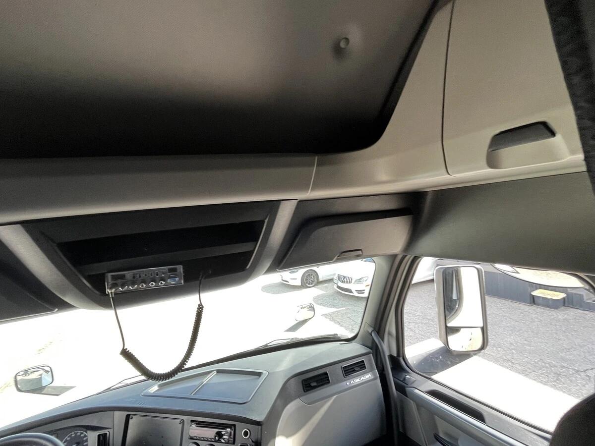 2019 Freightliner Cascadia — photo 40