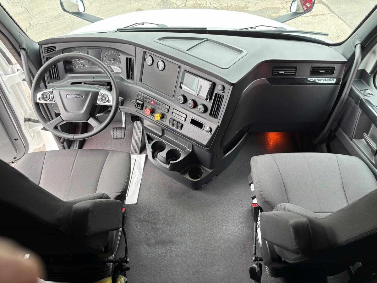 2027 Freightliner Cascadia — photo 8