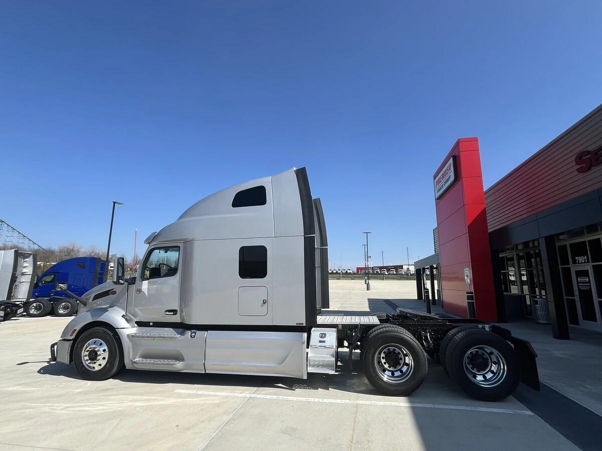 2023 Peterbilt 579 in Kansas City, MO — photo 2
