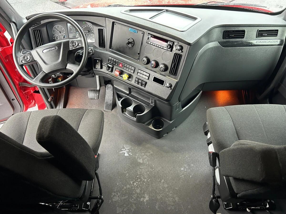 2022 Freightliner Cascadia in Knoxville, TN — photo 19