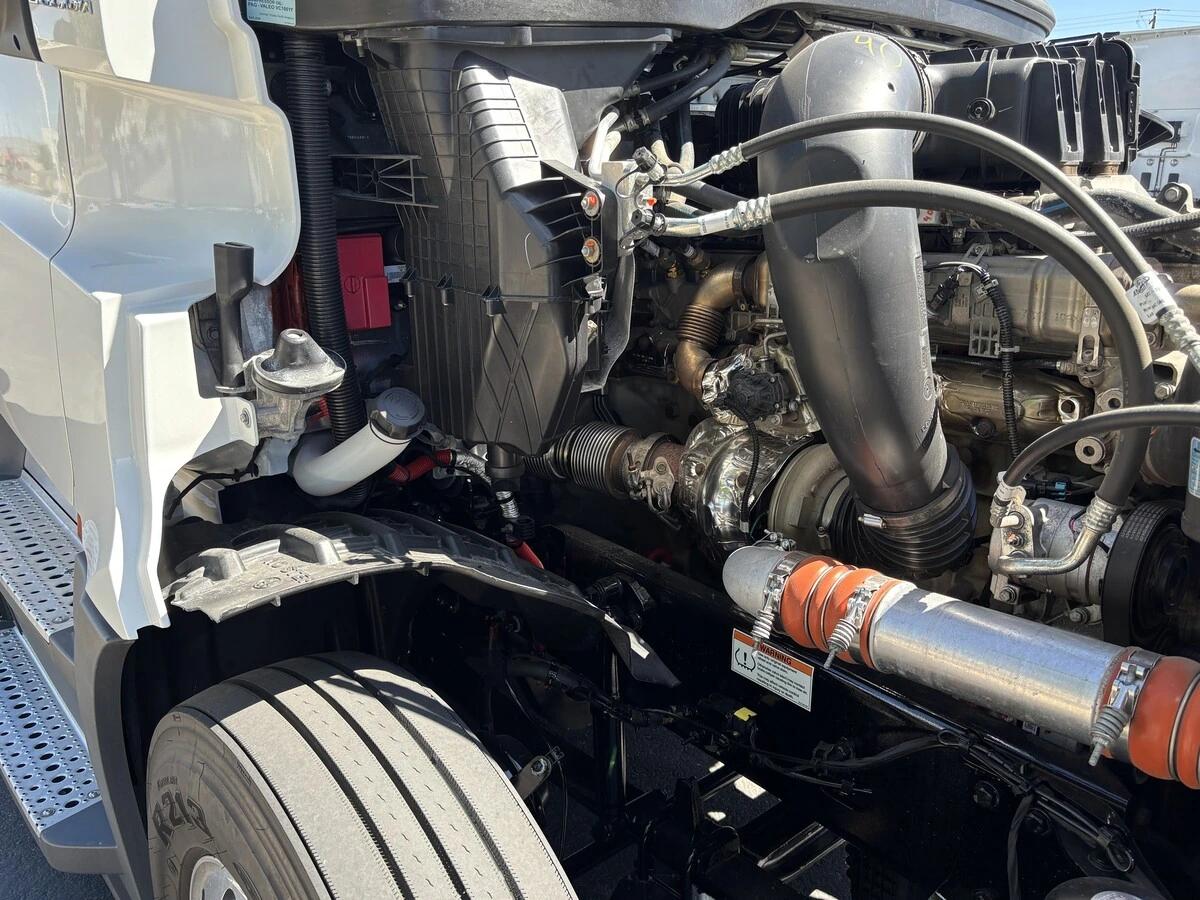 2025 Freightliner Cascadia — photo 24