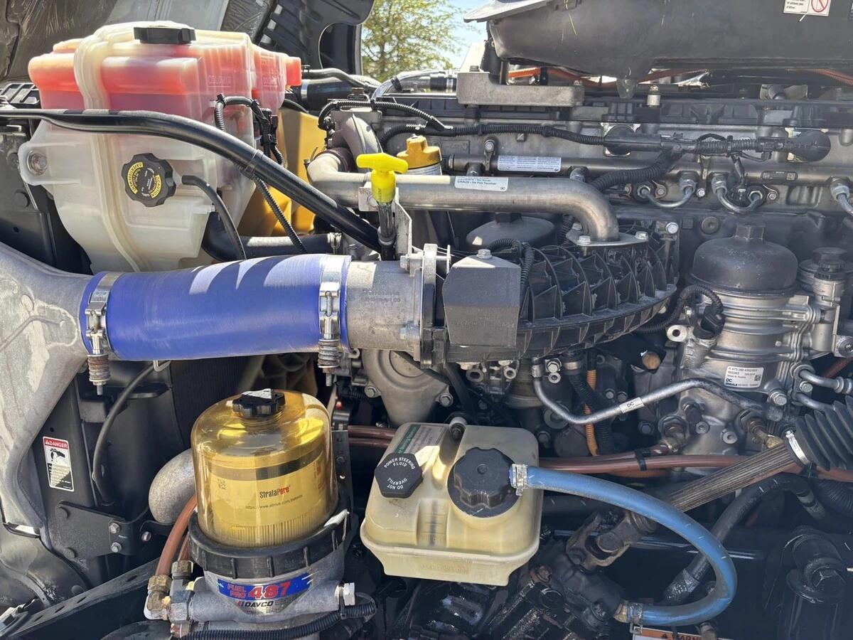 2020 Freightliner Cascadia — photo 13